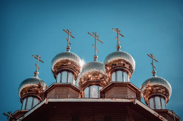 Ahşap Rus kilise üzerinde altın kubbesi — Stok fotoğraf