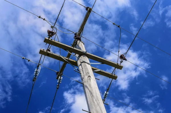 Linee elettriche per la rete elettrica del polo elettrico — Foto Stock