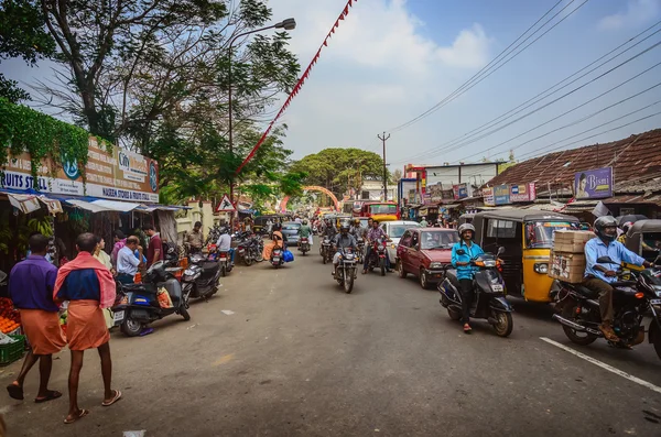 I motociclisti indiani guidano moto su strada trafficata — Foto Stock