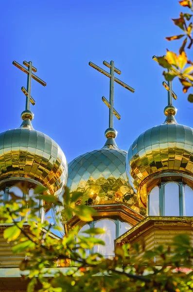 La cupola dorata sulla chiesa russa in legno — Foto Stock