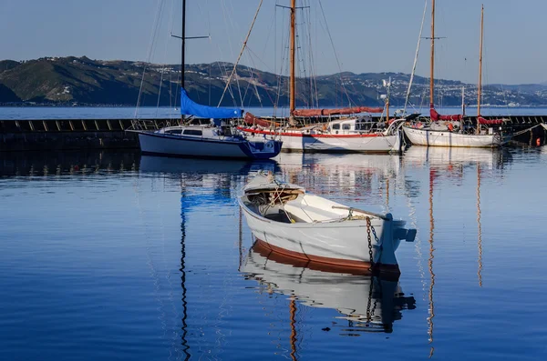 Reflektioner av båtar i hamnen vattnet — Stockfoto