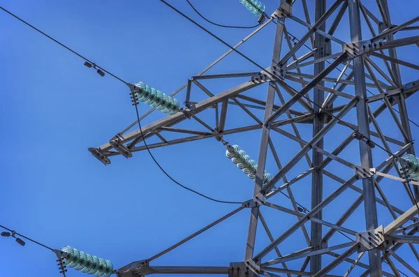 Torre ad alta tensione su sfondo cielo blu. — Foto Stock