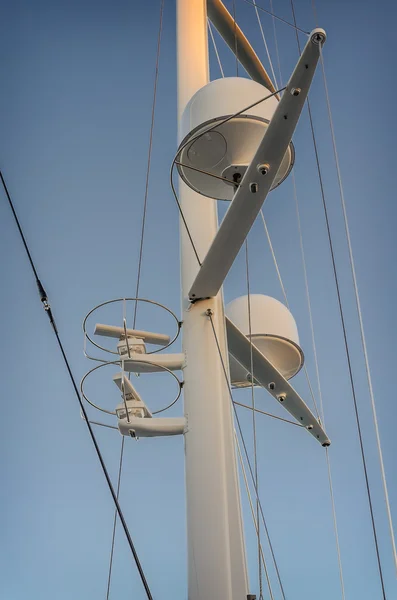 Radar et tour de communication sur un yacht . — Photo