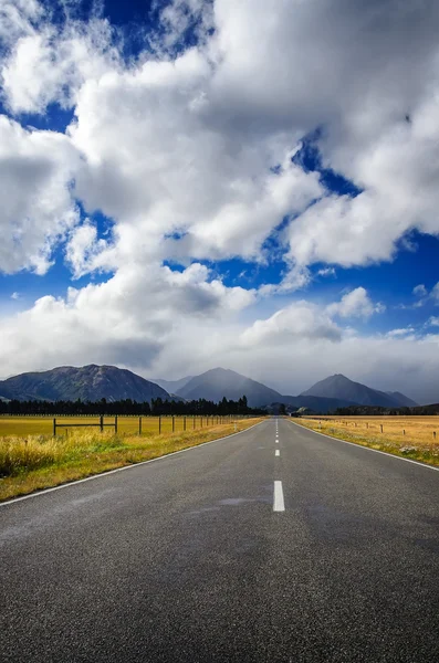 Straight empty road in the mountain, New Zealand — Stock Photo, Image