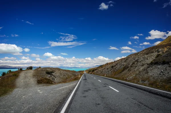 Straight empty road to the Lake Tekapo — Stock Photo, Image