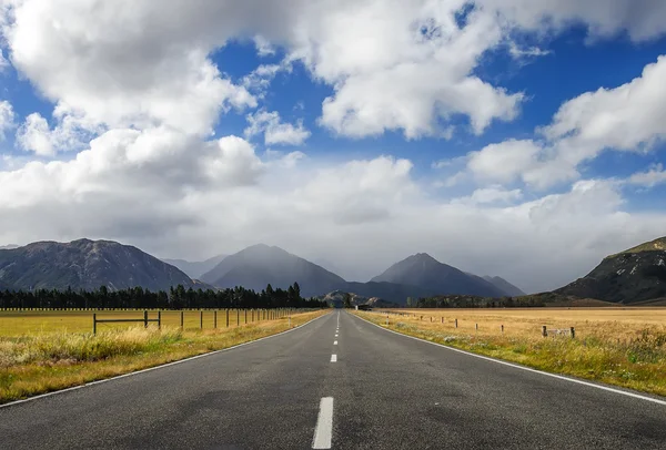 Straight empty road in the mountain, New Zealand — Stock Photo, Image