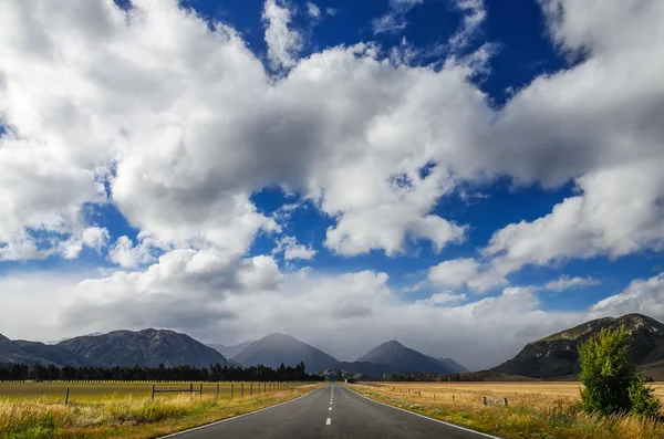 Straight empty road in the mountain, New Zealand — Stock Photo, Image