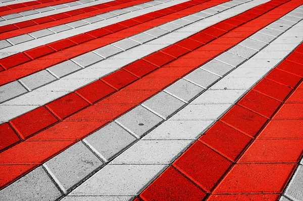 Telha quadriculada vermelha e branca na rua — Fotografia de Stock