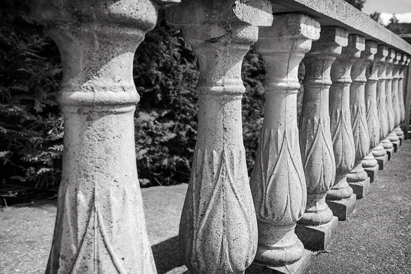 An old stone balustrade in perspective. — Stock Photo, Image