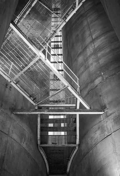 Промышленная лестница поднимается на башню — стоковое фото