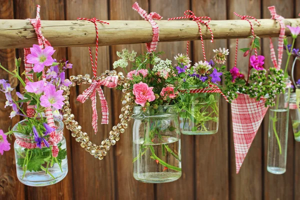 Vari fiori in vasi di vetro Foto Stock