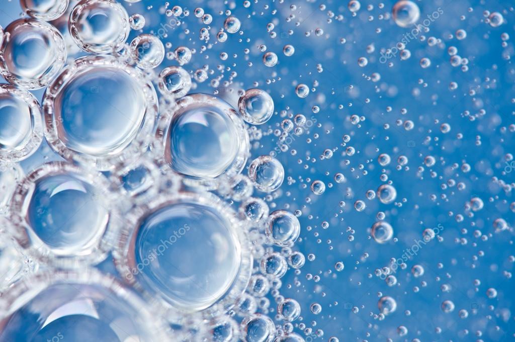 クローズ アップの泡 青の背景に水の下での運動 ストック写真 C Assistant