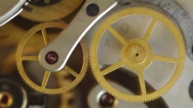 Saat içinde metal cogwheels.