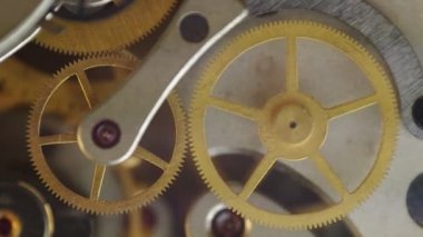 Saat içinde metal cogwheels.