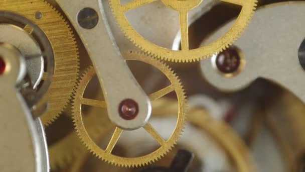 Metall kugghjul inne i clockwork. — Stockvideo