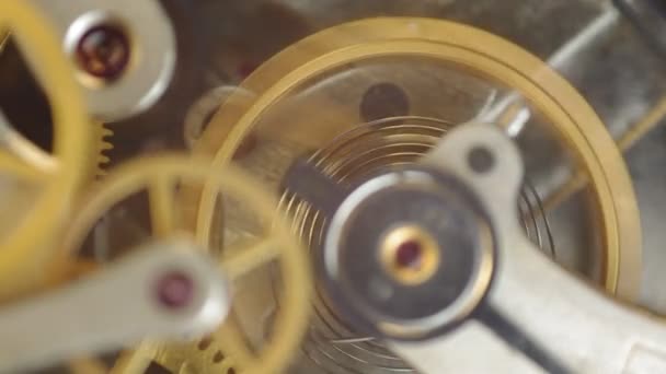 Roues métalliques à l'intérieur de la mécanique . — Video