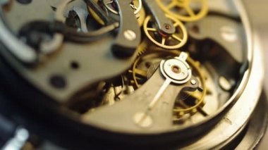 Saat içinde metal cogwheels.