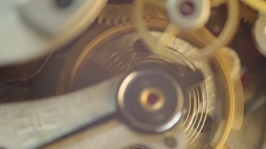 Saat içinde metal cogwheels.