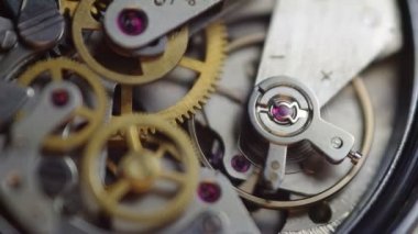 Saat içinde metal cogwheels.