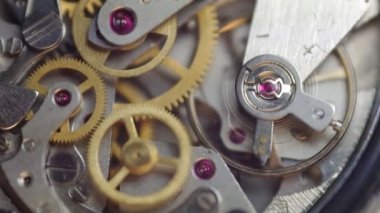 Saat içinde metal cogwheels.