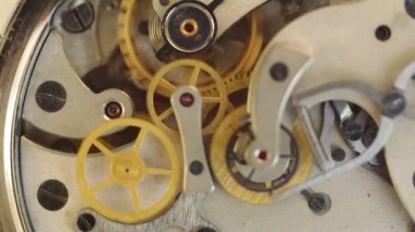 Saat içinde metal cogwheels.