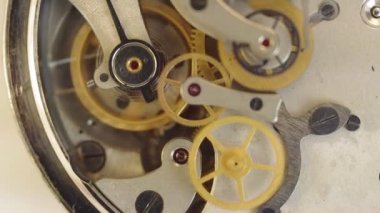 Saat içinde metal cogwheels.