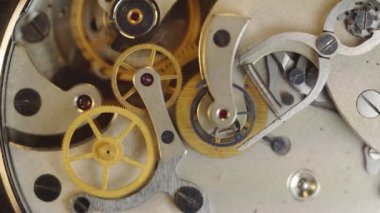 Saat içinde metal cogwheels.