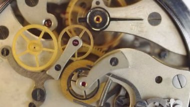 Saat içinde metal cogwheels.