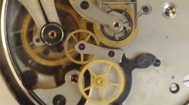 Saat içinde metal cogwheels.