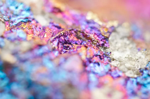 Minério Bornite Cristaliza Mineral Seu Fundo Natural Turvo Macro Concentra — Fotografia de Stock