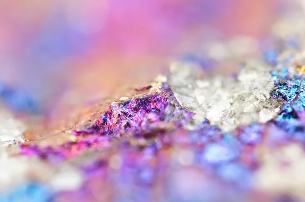 Minerale di bornite cristallizza minerale il suo sfondo naturale sfocato . — Foto Stock