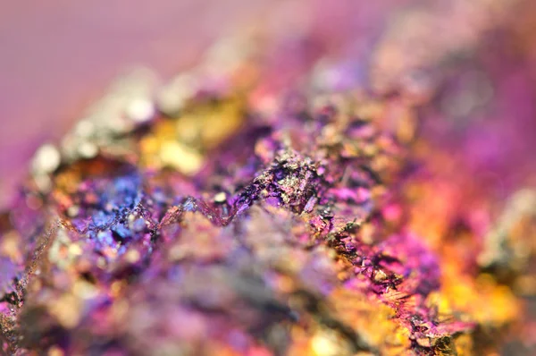 Bornite cevheri maden onun doğal arka plan bulanık billurlaşır. Makro. Merkez üzerinde odaklanın. Çok sığ derinlik-in tarla