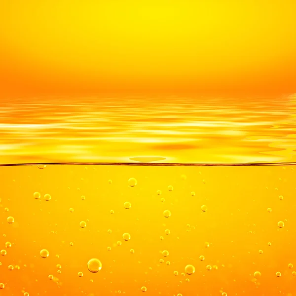 Πορτοκαλί κίτρινο υγρό με φυσαλίδες οξυγόνου. Κινηματογράφηση σε πρώτο πλάνο. — Φωτογραφία Αρχείου