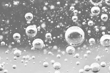 Kanında makro oksijen kabarcıkları var. siyah ve beyaz sıvı. 