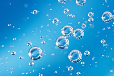 Sıvıdaki oksijen. Baloncuklar. Arka plan mavisi. Makro 