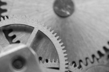 siyah beyaz arka plan ile metal cogwheels bir saat gibi. Makro 
