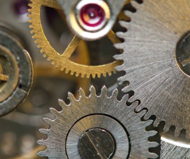 Metalik arka plan ile metal cogwheels bir saat gibi. Makro 