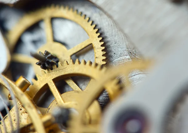 Arrière-plan métallique avec roues dentées en métal une horloge. Macro — Photo