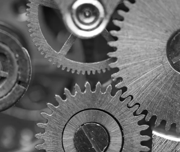 Fondo bianco nero con ruote dentate in metallo un orologio. Concetto — Foto Stock