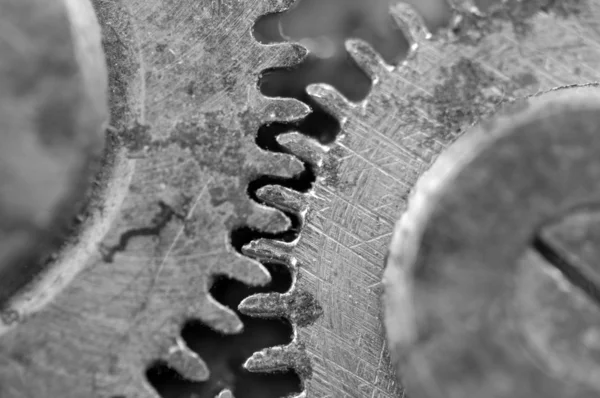 Fondo bianco nero con ruote dentate in metallo un orologio. Concetto — Foto Stock