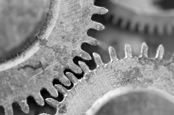 Fondo blanco negro con ruedas dentadas de metal un reloj. Concepto — Foto de Stock