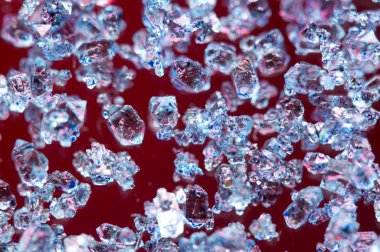 Kırmızı bir arka plan üzerinde mavi kristalleri. Makro