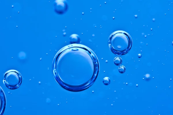 Air bubbles in blue water. Macro — Stock Photo, Image