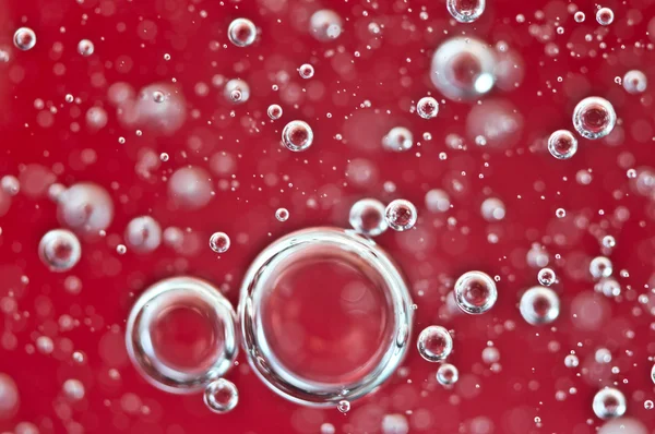 Burbujas de aire en agua roja. Macro — Foto de Stock