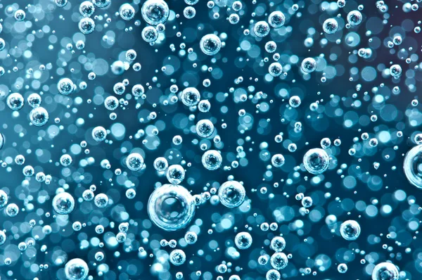 Bulles d'air dans l'eau bleue. Macro — Photo