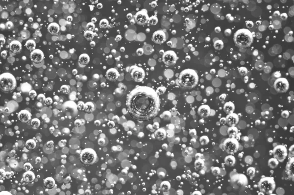 Bulles d'air dans l'eau. Fond noir et blanc abstrait. Macro — Photo