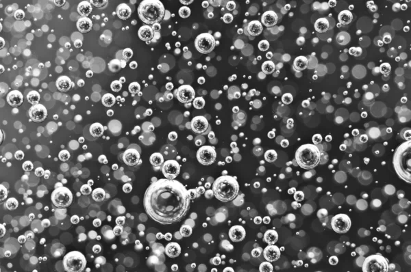 Luchtbellen in water. Abstracte zwart-witte achtergrond. Macro — Stockfoto