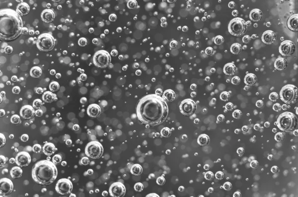 水中の空気の泡。黒と白の抽象的な背景。マクロ — ストック写真