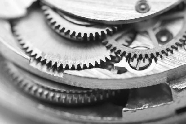 Fond noir et blanc avec roues dentées en métal une horloge . — Photo