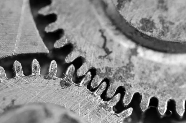 Fondo blanco negro con ruedas dentadas de metal un viejo reloj . —  Fotos de Stock